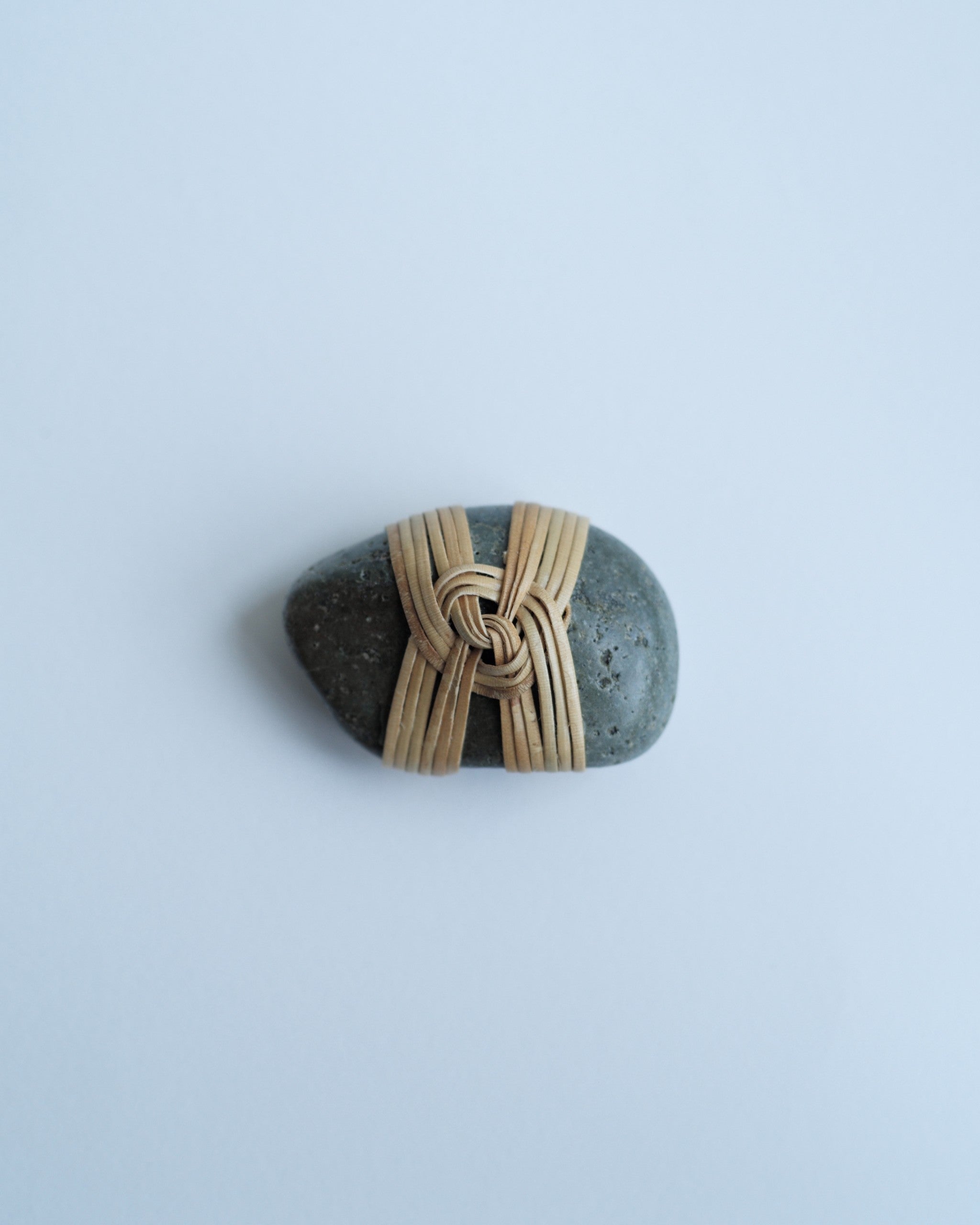 Shizu Designs / WRAPPED ROCKS / S | AT THE TABLE